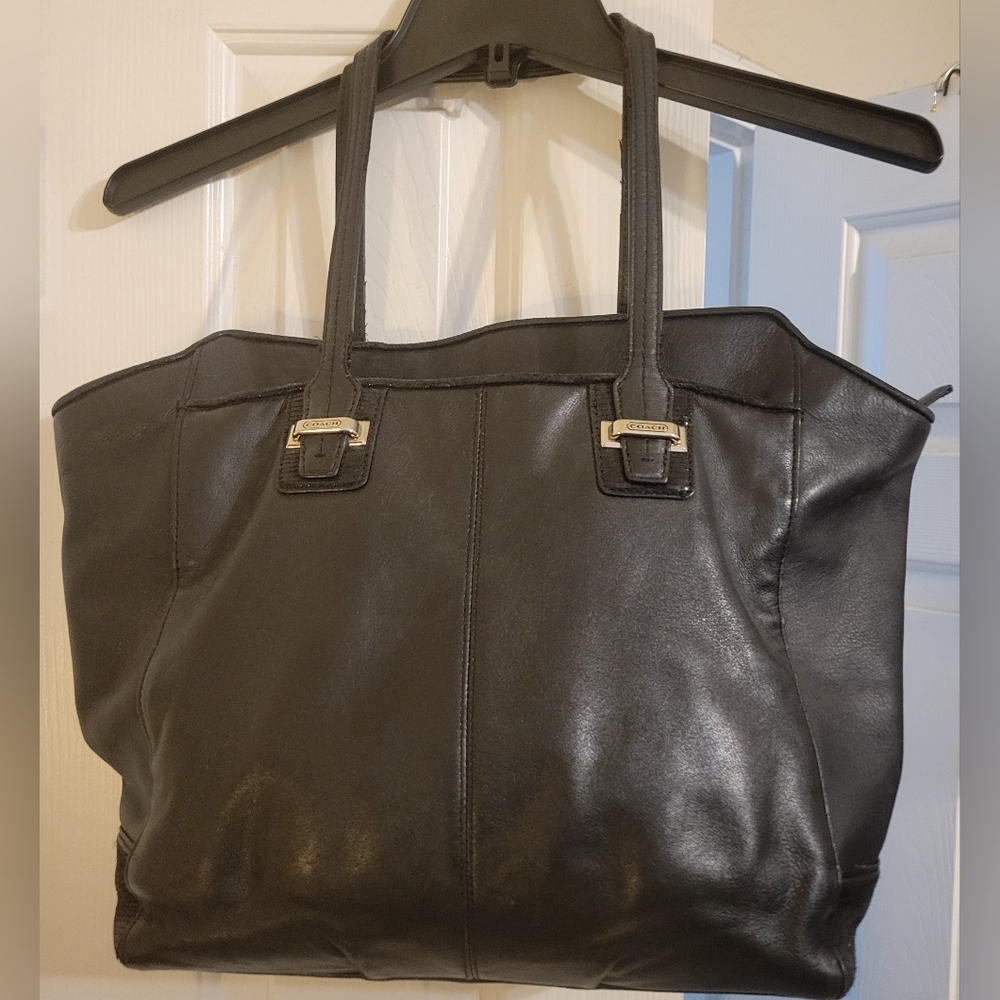 Coach F25941 GUC Large Tote (cracks on handles)